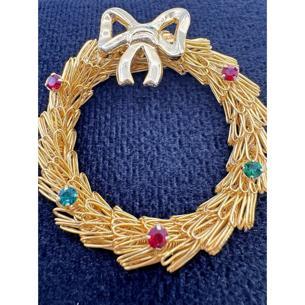 Gold Tone Christmas Wreath Brooch Red‎ Green Rhinestones Bow Pin